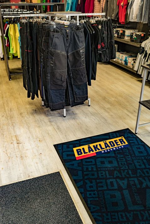 Eingang bei Arbeitskleidung Meisel - zu sehen sind Arbeitshosen von Blaklader
